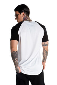 Ασπρόμαυρο t-shirt με τυπωμένη τρέσα μπροστά