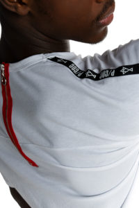 Λευκό t-shirt με κόκκινο φερμουάρ στην πλάτη