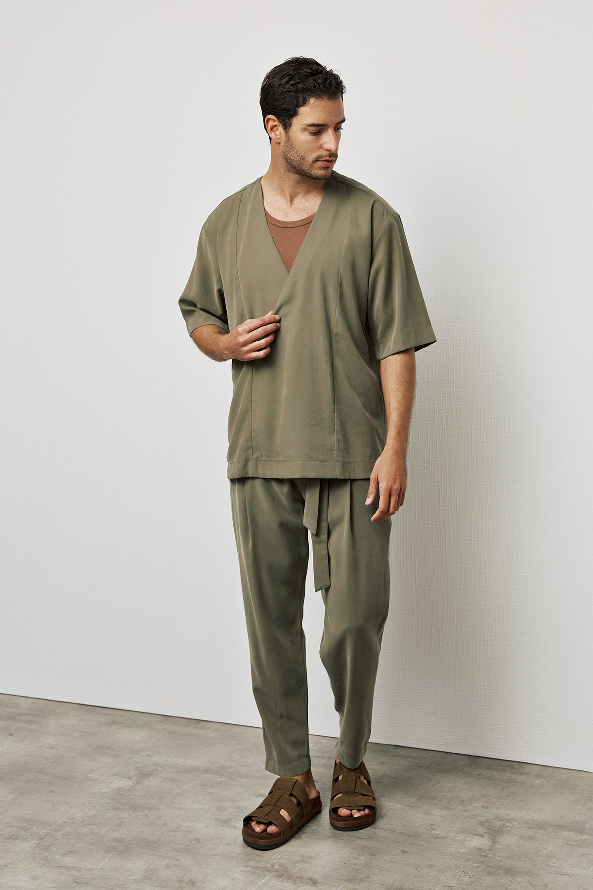 Σχεδιαστική Μπλούζα με V Λαιμόκοψη