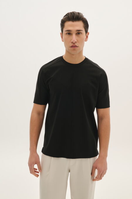 T-shirt με ετικετα Logo πισω