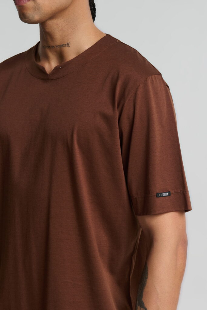 T-Shirt με V-Cut Λαιμόκοψη